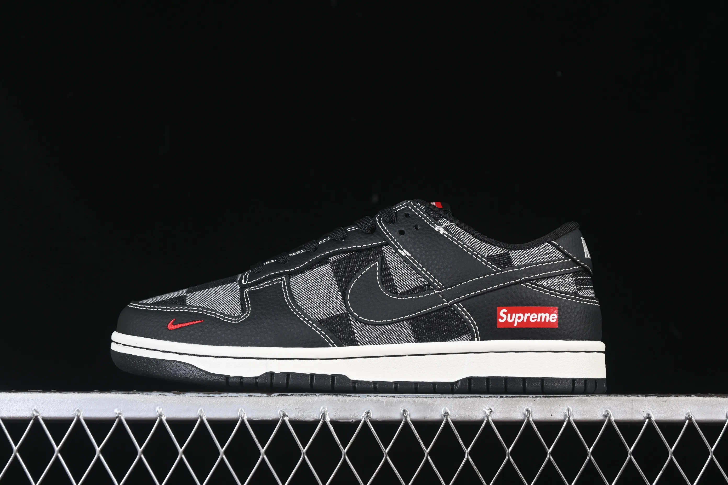 All categories Nk SB Dunk Series Nk SB Dunk Low High-end customized low-top sneakers Nike SB Dunk Low Sup co-branded black and gray style High-end customized low-top casual sneakers SC0601-462